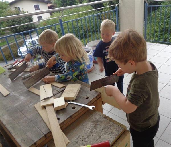 Kinder am Arbeiten mit Holz